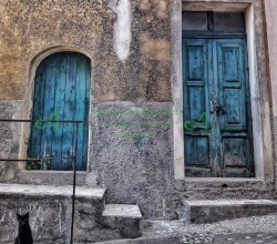 dietro l'angolo