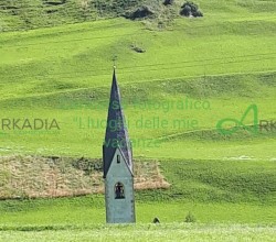 il campanile che nasce dal verde